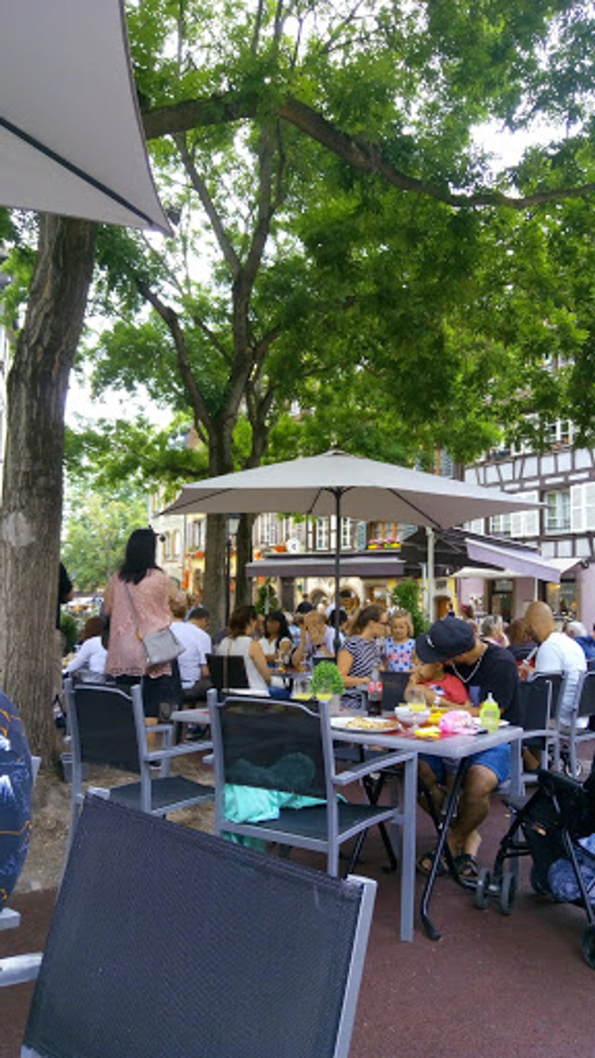 予約していたクレープ屋さんでランチ。
テラス席が、心地よい様な、恥ずかしい...