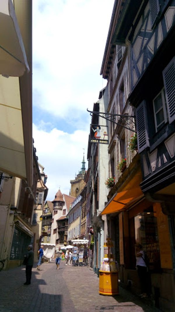 フランス・リクヴィール「アルザスワイン街道を巡る旅」の写真：お土産屋さんにもついつい寄ってしまい、荷...