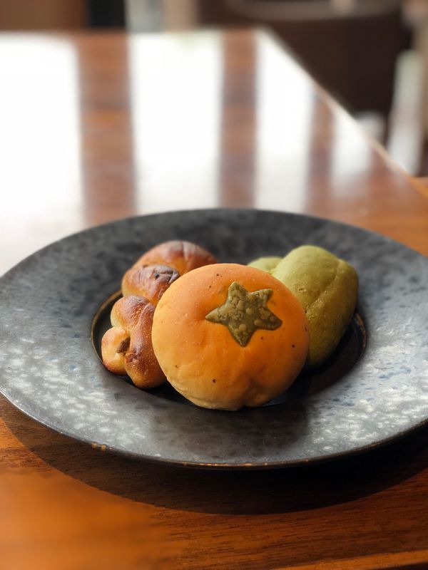 日本「八芳園」の写真：ヘルシーっぽい野菜パンをいただいた。

...