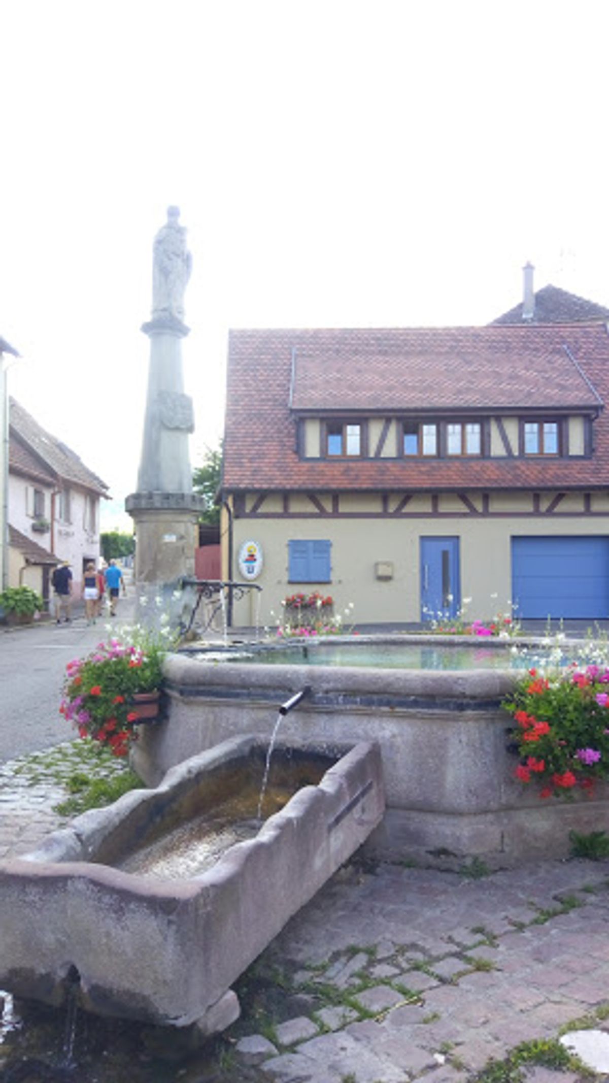 エギスハイムは、とてもコンパクトな街。
至る所にお花があり、とても華やかで...