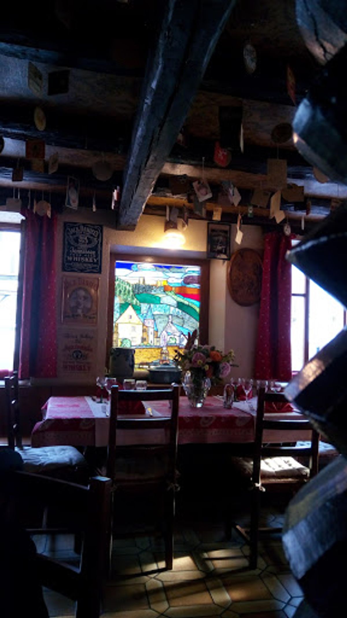 夜ご飯は、予約しておいたアルザス料理屋さんへ。
夫と私はワイン。娘はコーラ...