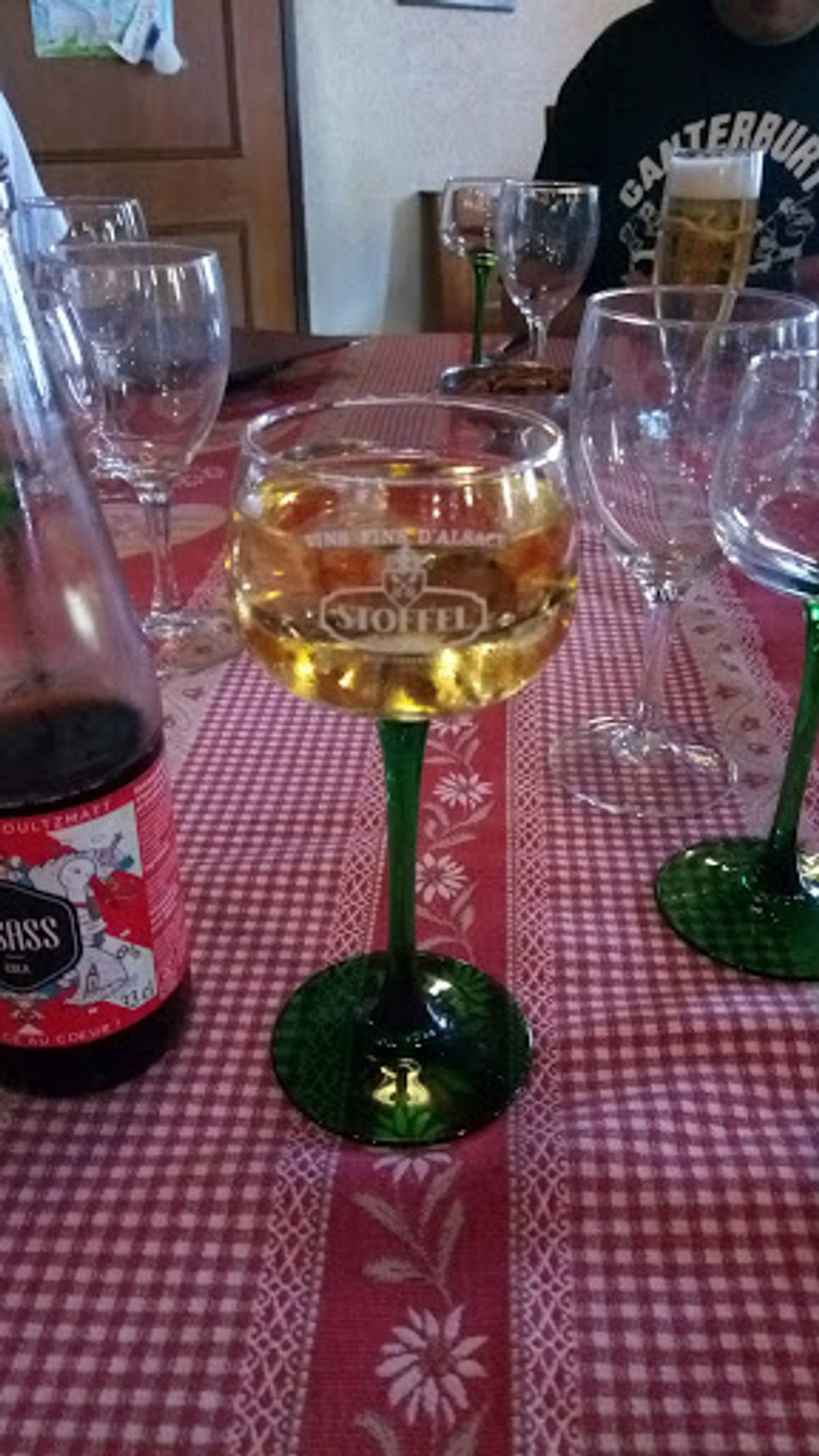 夜ご飯は、予約しておいたアルザス料理屋さんへ。
夫と私はワイン。娘はコーラ...