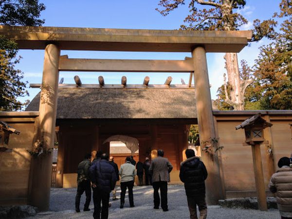 日本・三重県「伊勢神宮〜鳥羽・名古屋旅行」の写真：伊勢神宮の鳥居とおかげ横丁