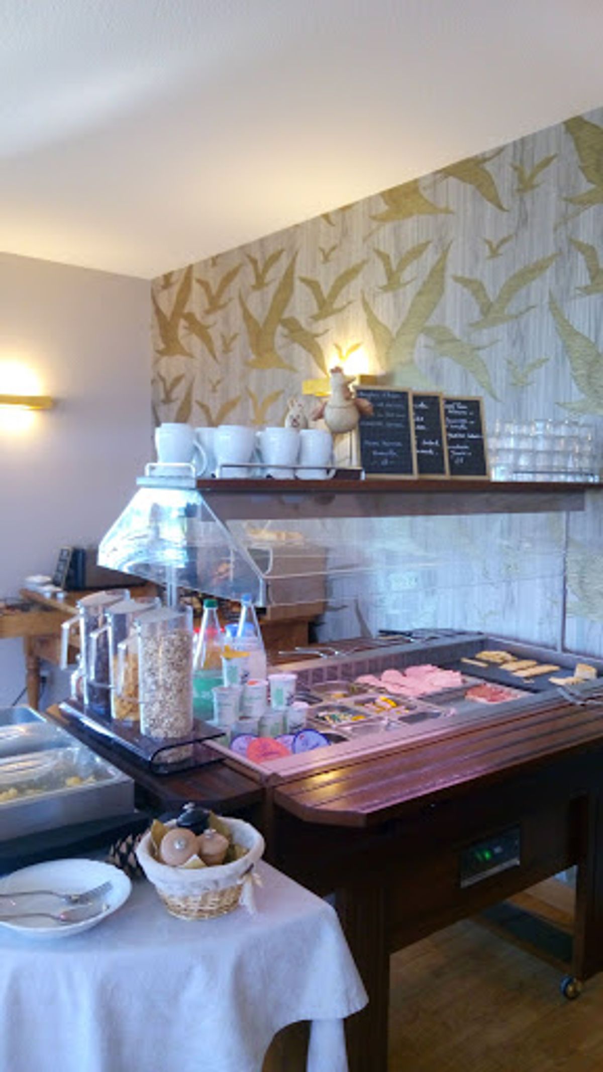 朝食は、ホテルで。
ぶどう畑を見ながらの朝ごはんは、最高でした🍇
このヨー...