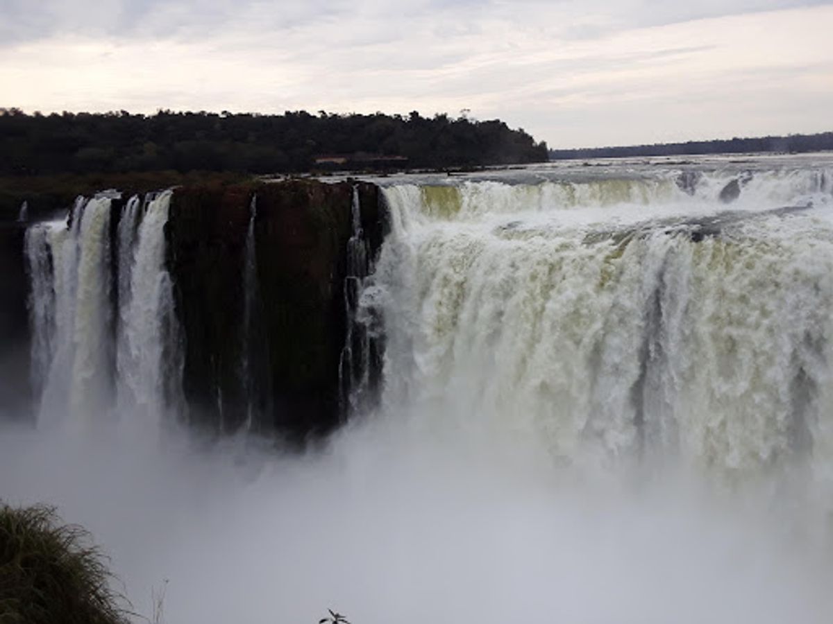 言わずと知れた世界最大の滝、イグアスの滝。とにかく水量が凄まじい。その轟音...
