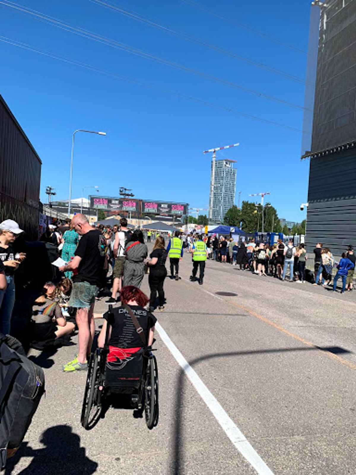 夕方16時ごろにMUSEのライブ会場へ到着。

野外です。

前座...