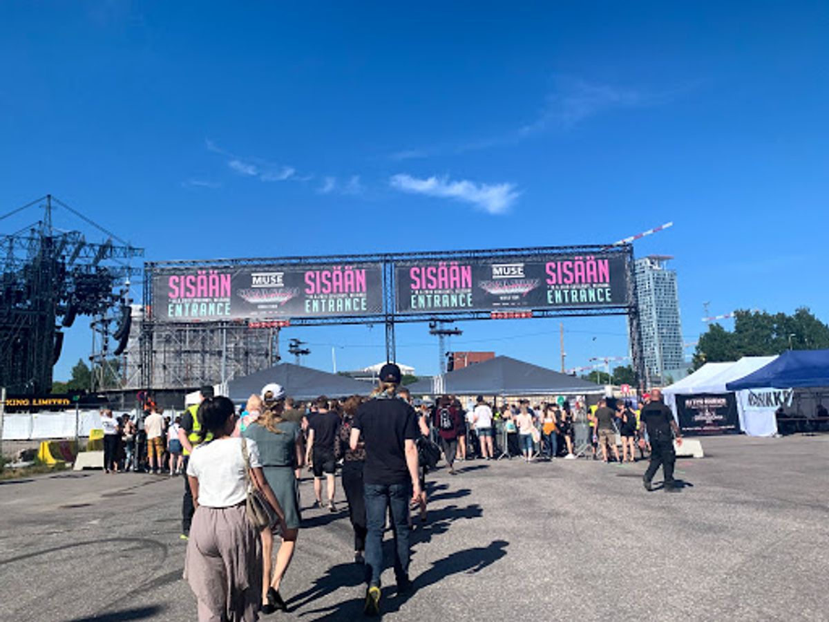 夕方16時ごろにMUSEのライブ会場へ到着。

野外です。

前座...