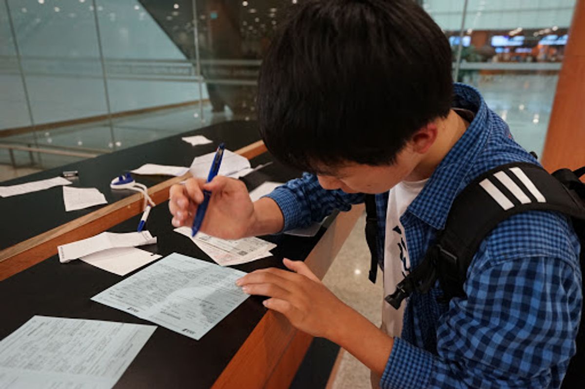 ミャンマー空港に到着。

入国書類を書いて、イミグレを難なく通過。
妹と合...