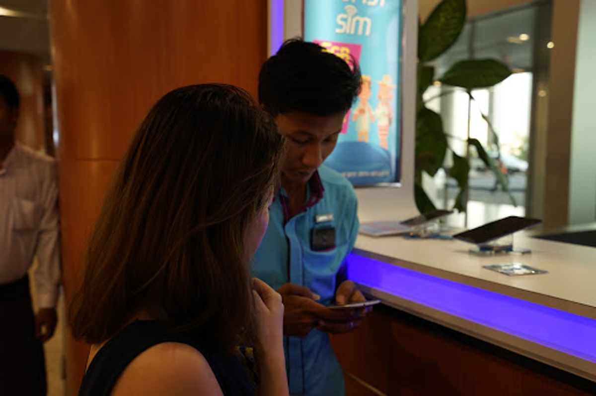 ミャンマー空港に到着。

入国書類を書いて、イミグレを難なく通過。
妹と合...