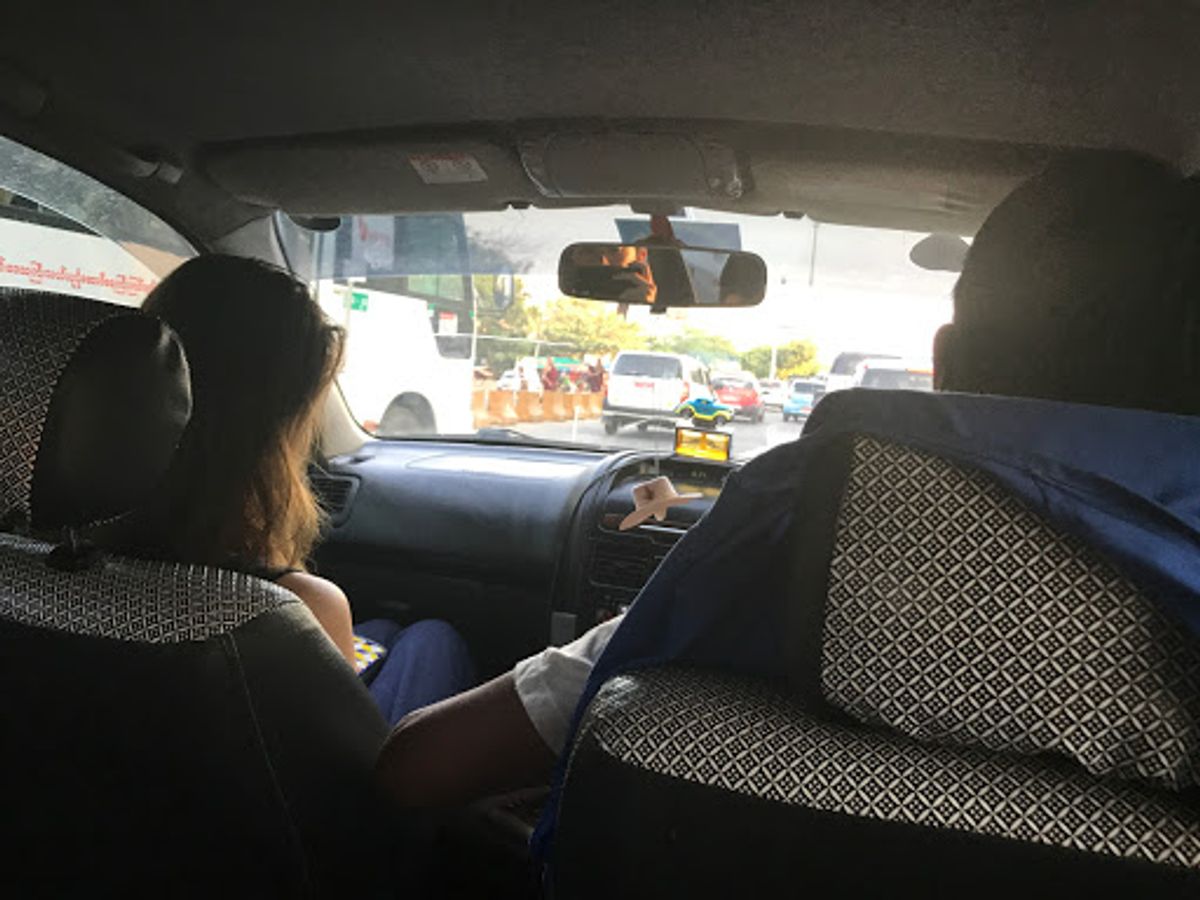 ミャンマー空港に到着。

入国書類を書いて、イミグレを難なく通過。
妹と合...