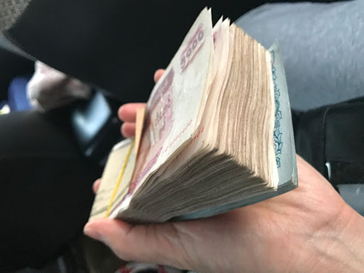 ミャンマー空港に到着。

入国書類を書いて、イミグレを難なく通過。
妹と合...