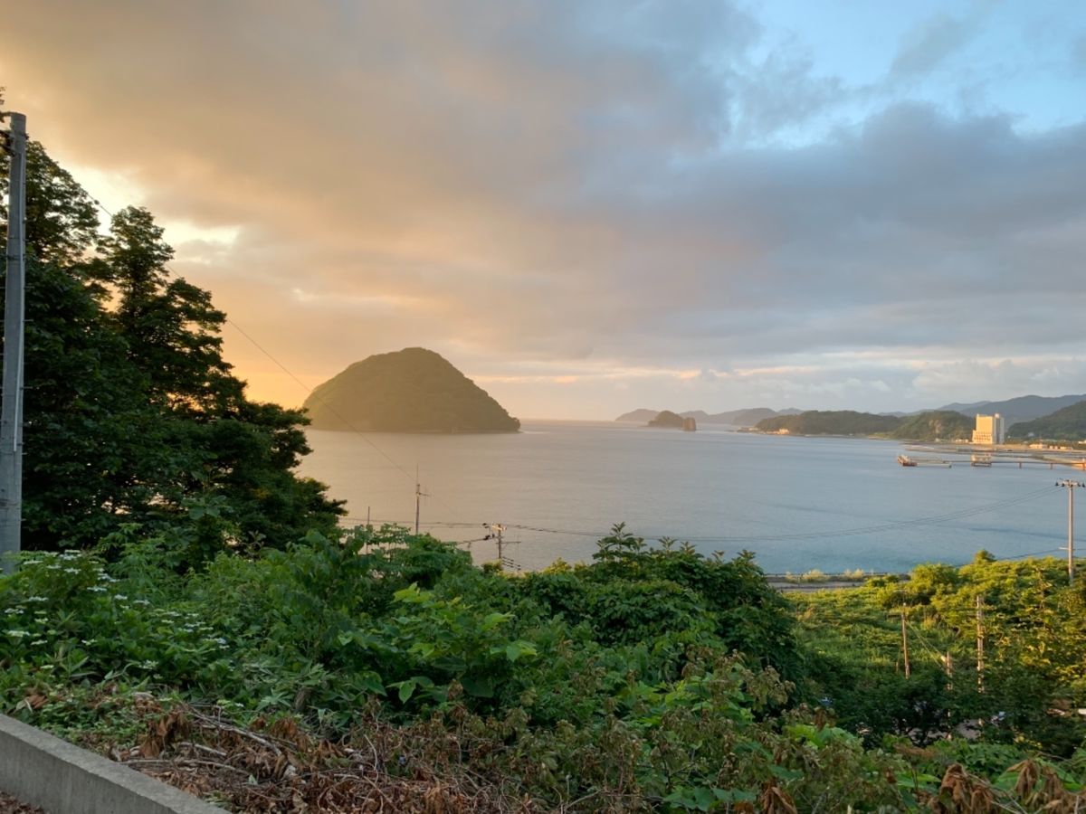陸奥湾、浅虫沖に浮かぶ湯の島をのぞむ。暮れなずむにつれて刻々と表情が変わる...