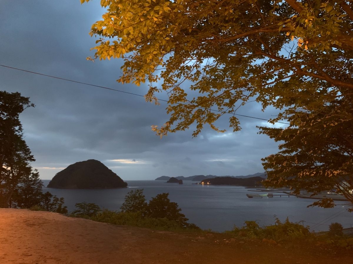 陸奥湾、浅虫沖に浮かぶ湯の島をのぞむ。暮れなずむにつれて刻々と表情が変わる...