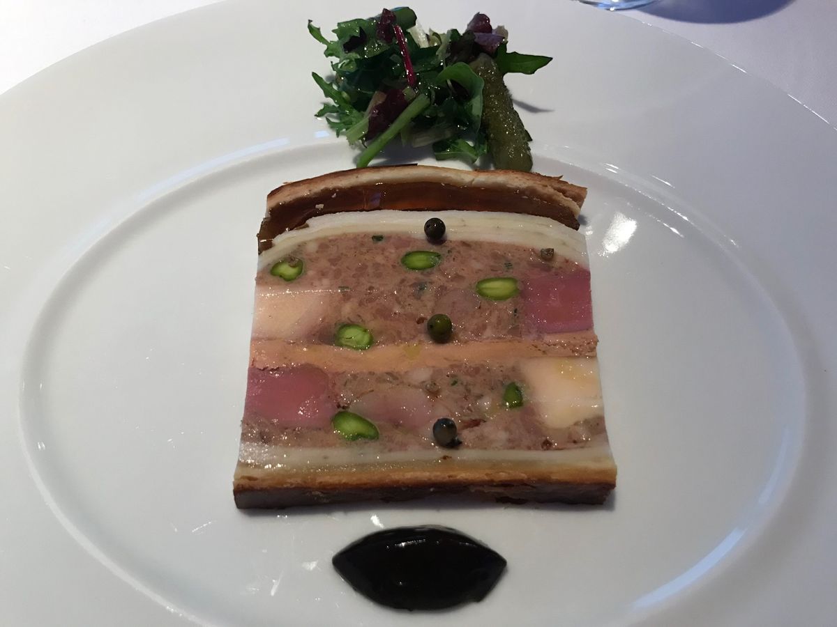 オテル・ド・ヨシノ、写真は一部だけど素晴らしい。土地のことを抜きにして料理...