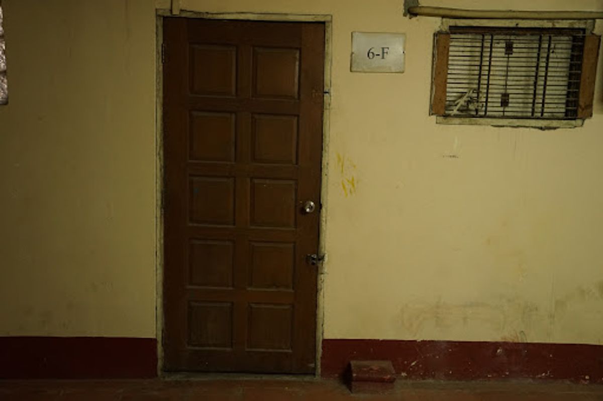 猫のお出迎え。

タクシーに乗ること1時間。
暗い階段を登り妹のマンション...