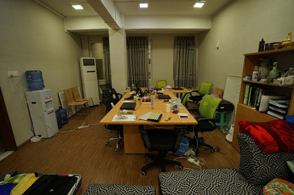 猫のお出迎え。

タクシーに乗ること1時間。
暗い階段を登り妹のマンション...