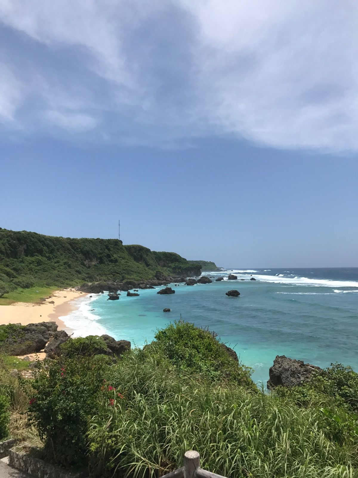 保良泉ビーチ。真水がこんこんと湧く天然プール。この日は台風接近で波が高く、...