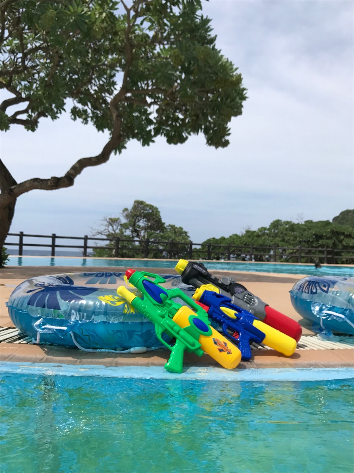 保良泉ビーチ。真水がこんこんと湧く天然プール。この日は台風接近で波が高く、...
