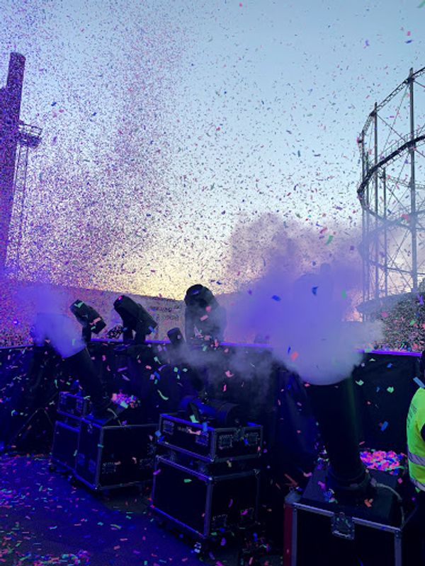 フィンランド・ヘルシンキ「ヘルシンキ旅行」の写真：ばーんとテープとかが落ちてきた。
かも...