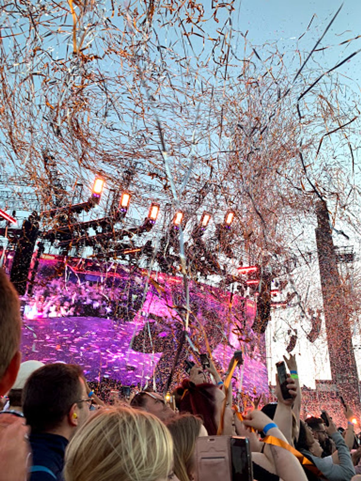 ばーんとテープとかが落ちてきた。
かもめが飛び交うライブは初めて！

...