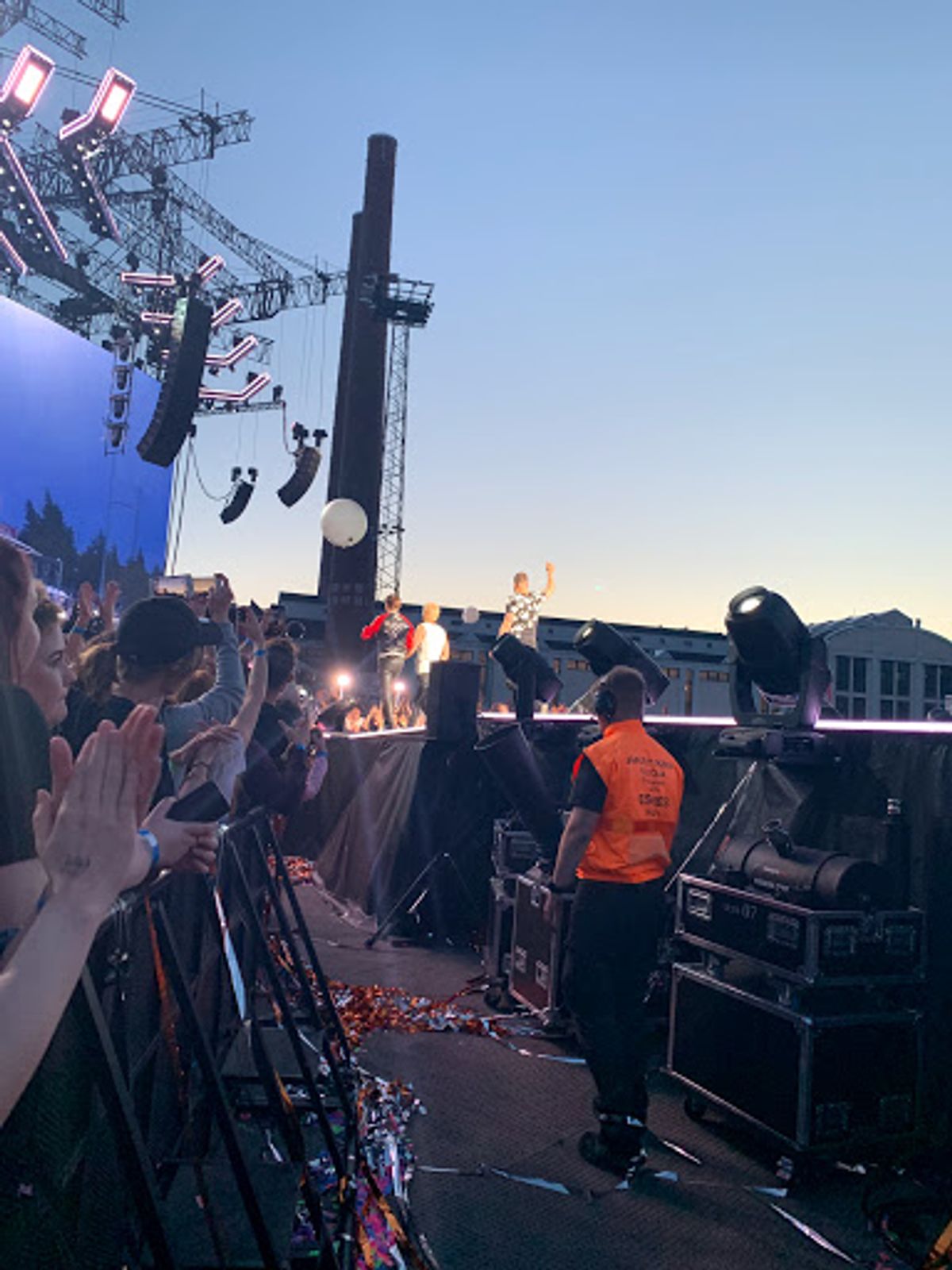 ばーんとテープとかが落ちてきた。
かもめが飛び交うライブは初めて！

...