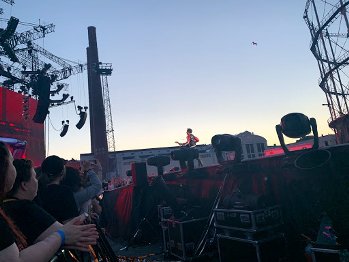 ばーんとテープとかが落ちてきた。
かもめが飛び交うライブは初めて！

...