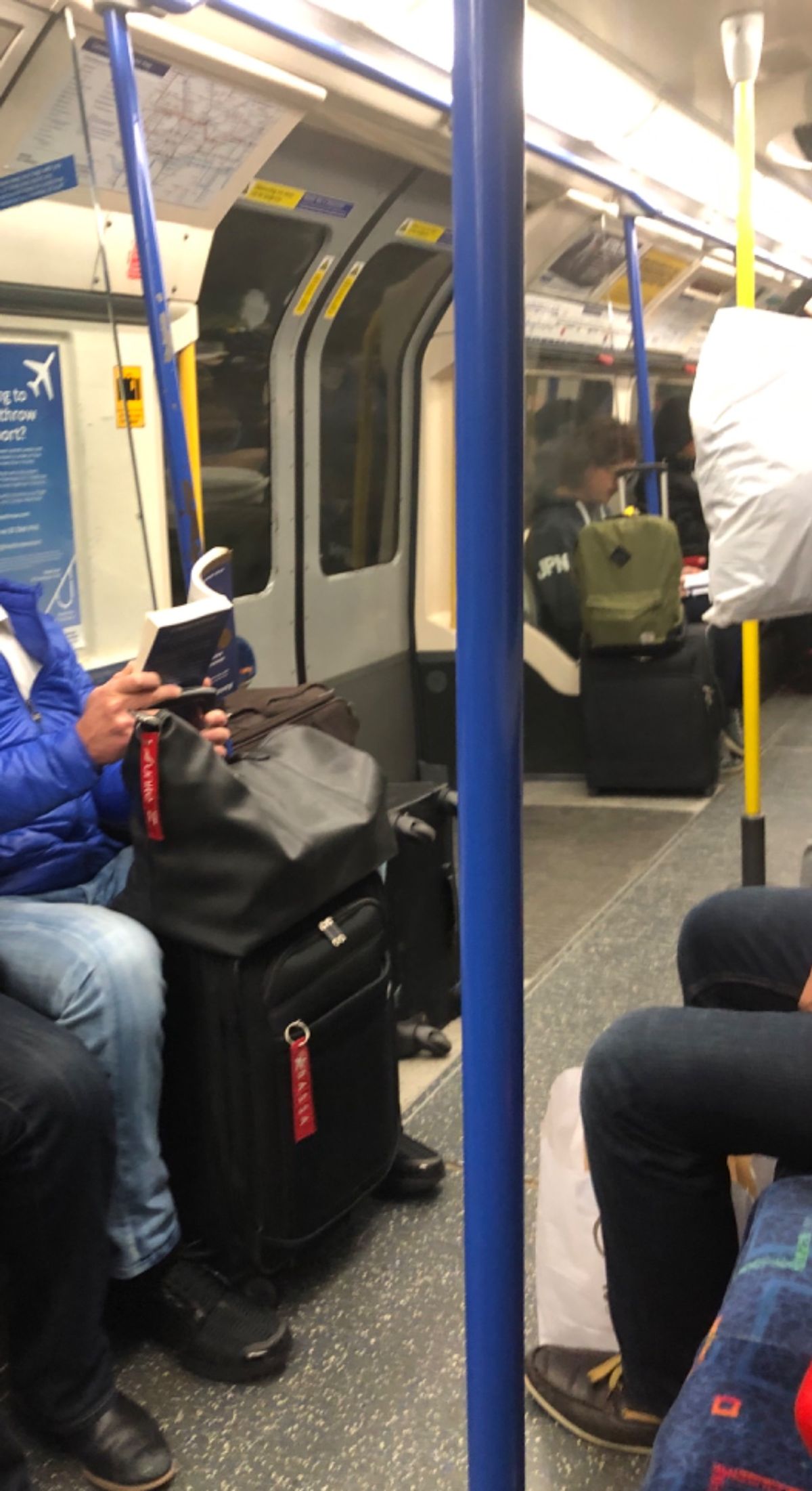 1日目。ロンドンは東京みたいだった。電車内の雰囲気とか。やっぱり島国だから...