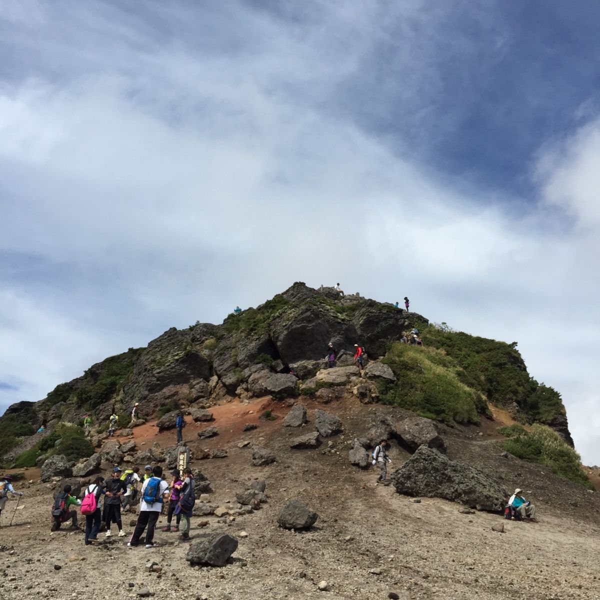 安達太良山へは途中までゴンドラを使って登りました。憧れのくろがね小屋は前を...