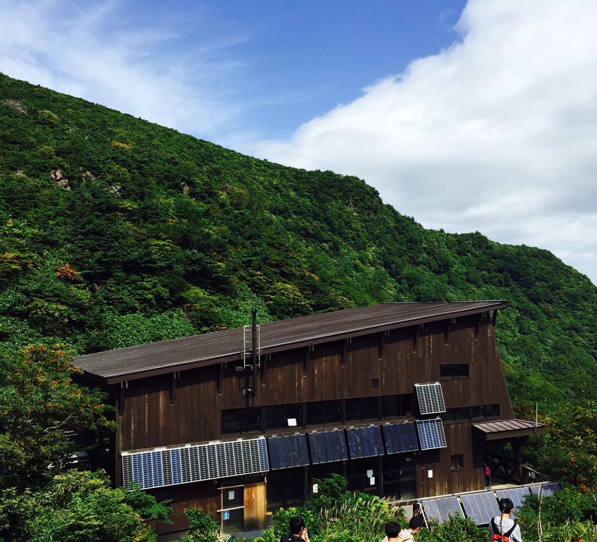 安達太良山へは途中までゴンドラを使って登りました。憧れのくろがね小屋は前を...