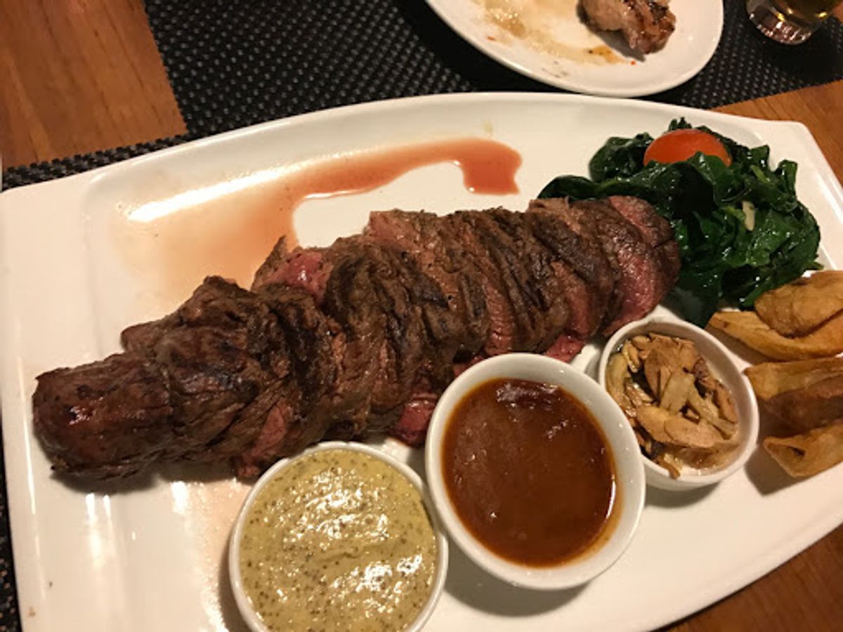 ミャンマー初の食事はステーキ！

お店は「ONYX」

ミャンマーのステー...