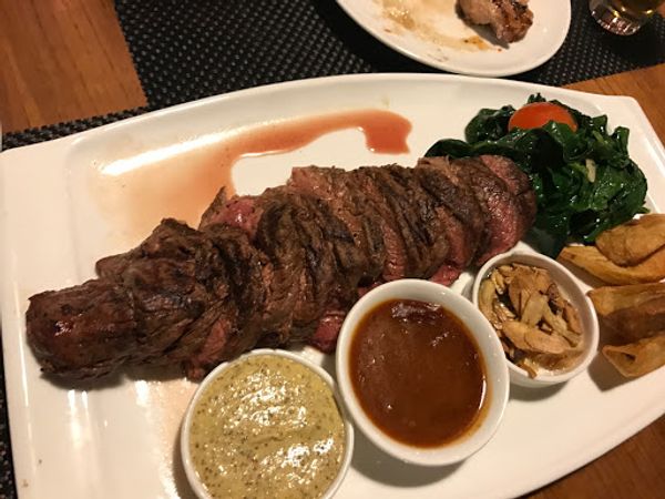 ミャンマー・ヤンゴン「甥と妹とミャンマー・バガン遺跡の旅」の写真：ミャンマー初の食事はステーキ！

お店は...