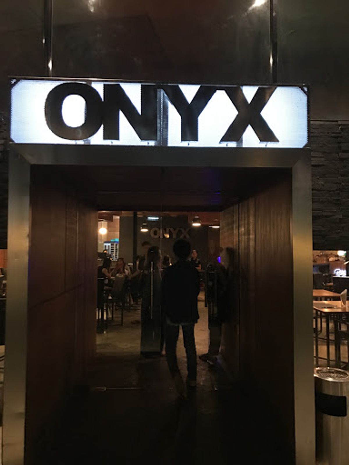 ミャンマー初の食事はステーキ！

お店は「ONYX」

ミャンマーのステー...