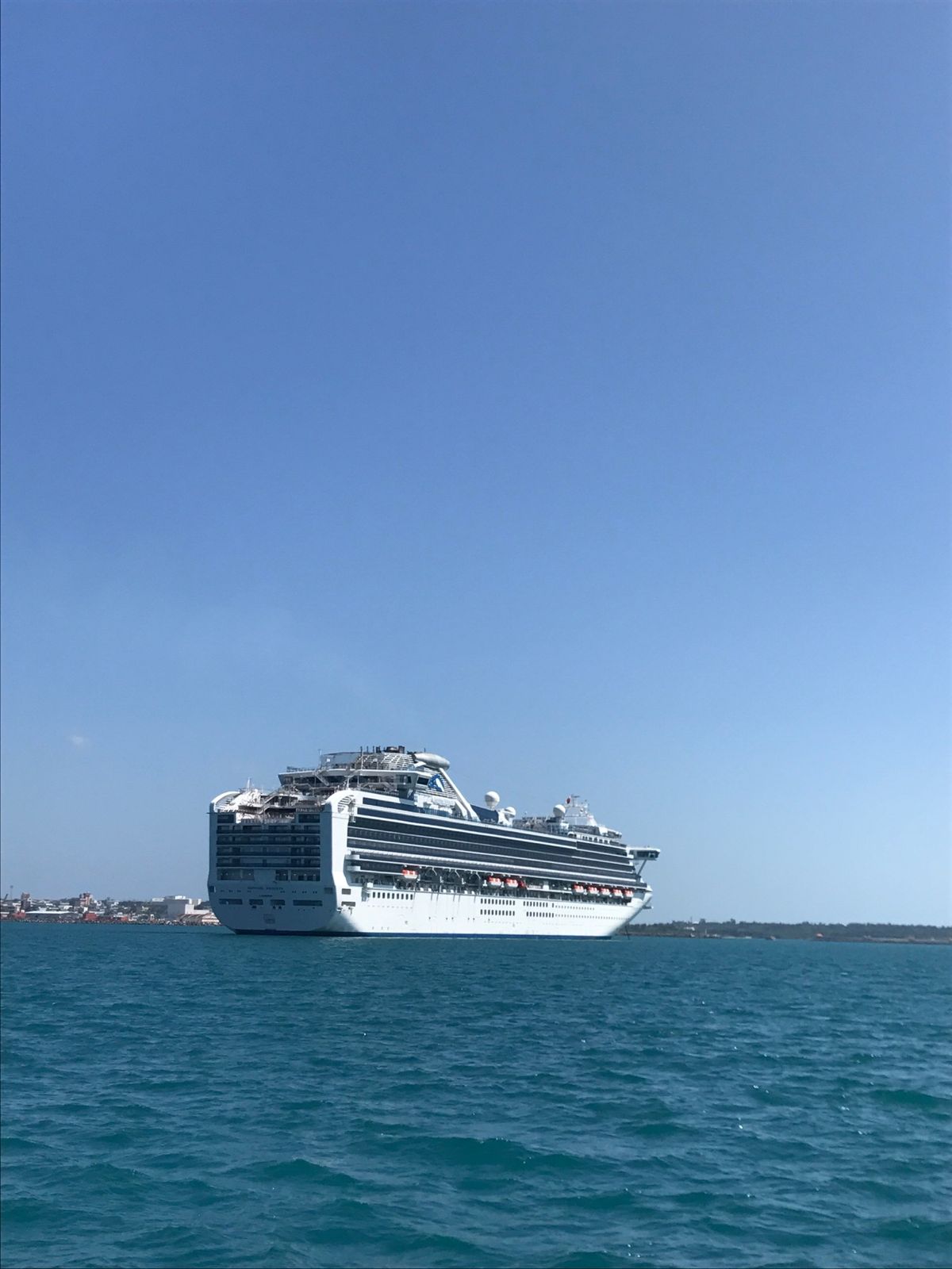 八重干瀬のシュノーケリングに行く途中で池間大橋をくぐる。
インバウンドの豪...