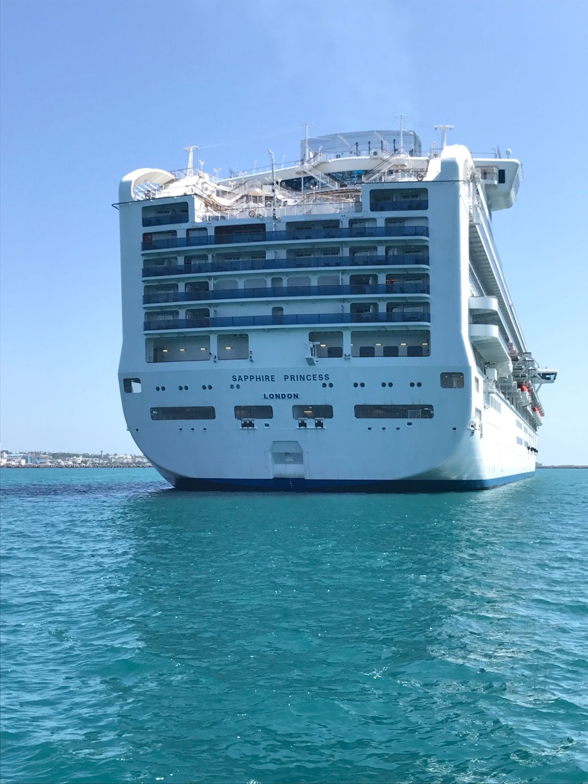 八重干瀬のシュノーケリングに行く途中で池間大橋をくぐる。
インバウンドの豪...