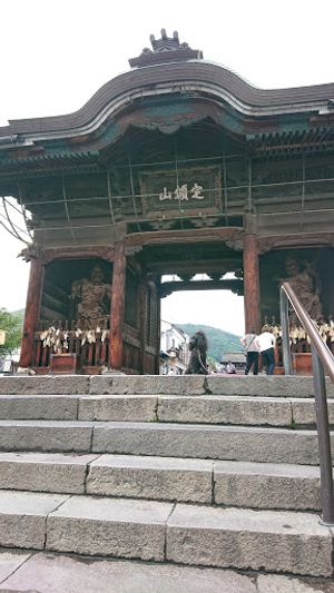 善光寺は思っていた以上にスケールが大きくお嬢(わんこ)と一緒に撮ろうとする...