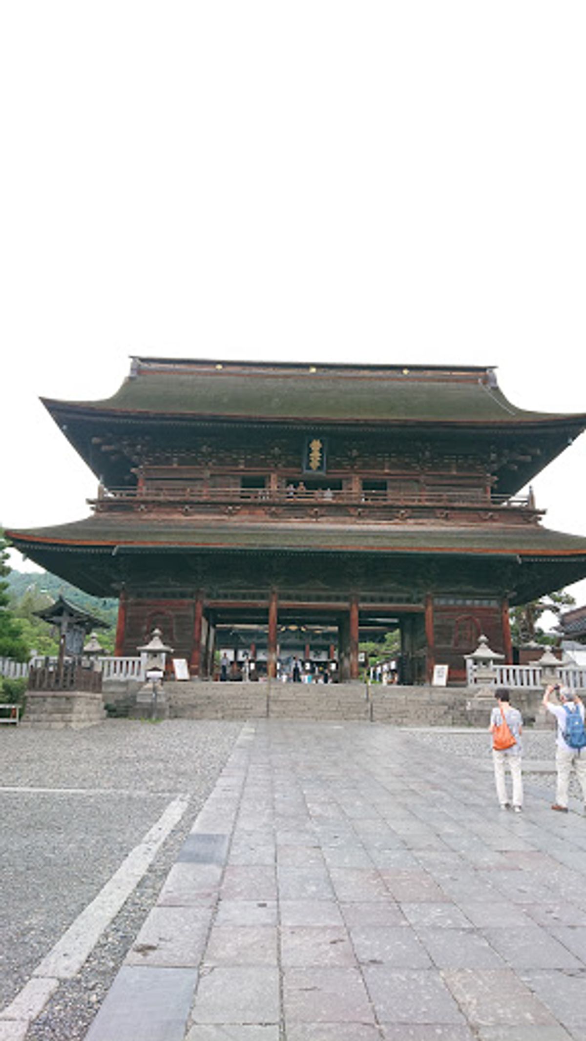 善光寺は思っていた以上にスケールが大きくお嬢(わんこ)と一緒に撮ろうとする...