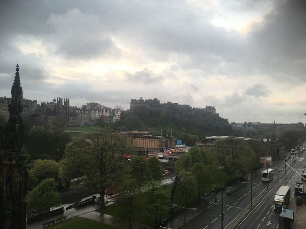 イギリス(英国)・ロンドン「イギリス入門編」の写真：ホテルの窓からエディンバラのまちなみを眺める