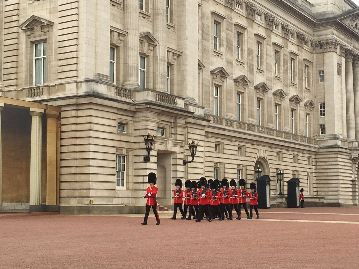バッキンガム宮殿の衛兵交代式。
幸運にも最前列で見学させてもらえた。