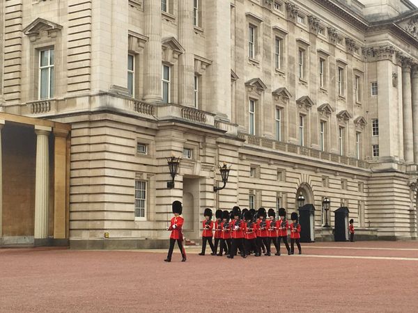 イギリス(英国)・ロンドン「イギリス入門編」の写真：バッキンガム宮殿の衛兵交代式。
幸運にも...