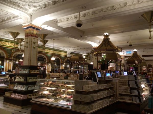イギリス(英国)・ロンドン「イギリス入門編」の写真：ハロッズで帰国前のショッピング。