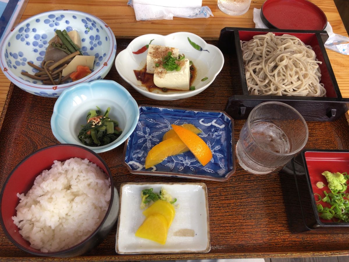 今回のお宿は金比羅温泉。露天風呂も料理も良かったです。お昼は明石の天然鯛に...