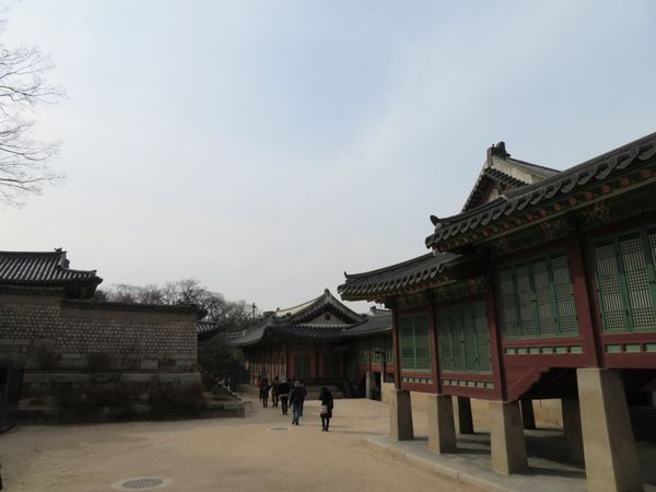 大韓民国 (韓国)・ソウル「酷寒のソウル弾丸旅行」の写真：世界遺産・昌徳宮。
日本のお城とはまた違...