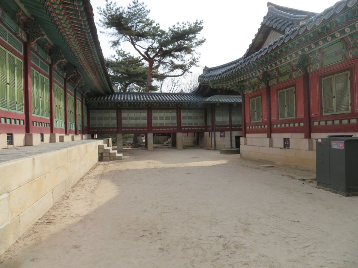 世界遺産・昌徳宮。
日本のお城とはまた違ったつくりになってる