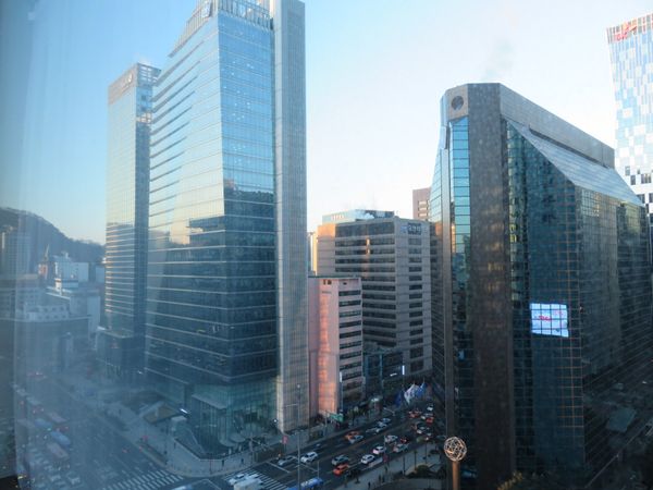 大韓民国 (韓国)・ソウル「酷寒のソウル弾丸旅行」の写真：明洞の近くの高層ビル群。
丸の内あたりと...
