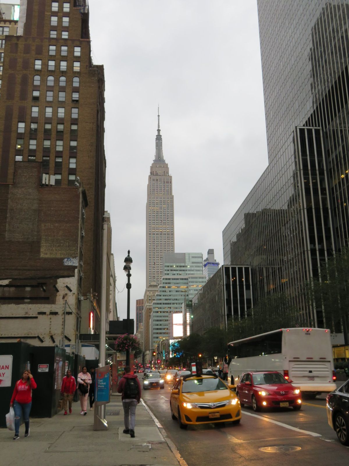 世界の摩天楼の先駆け、エンパイアステートビルからマンハッタンを見下ろして