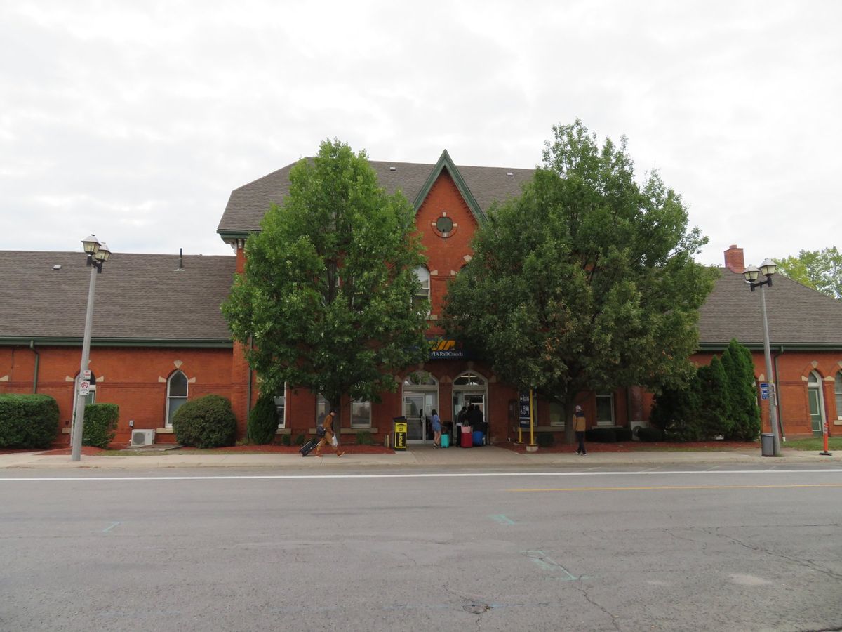 NYから列車で7時間、初めての陸上の国境越え