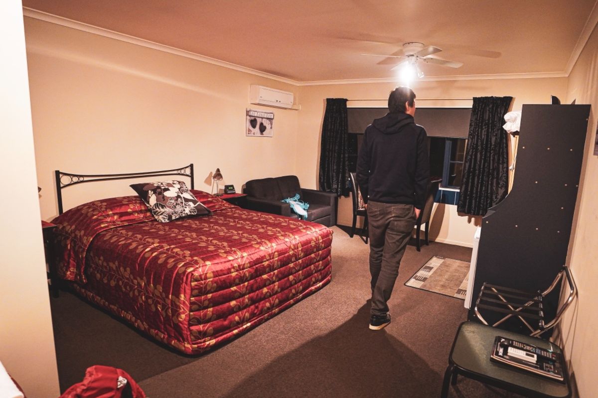 オトロハンガ？一体どこの町なんだ？

夜7時。まだ今夜泊まるホテルが決まっ...