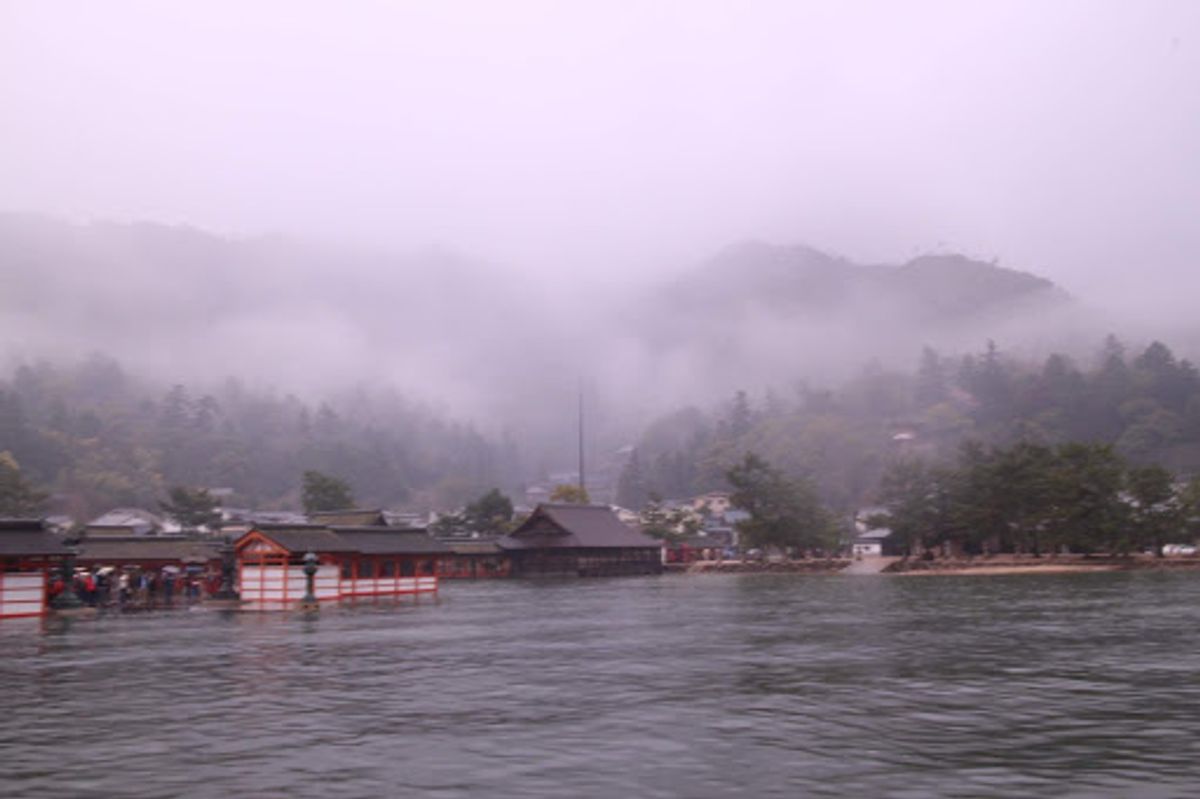 広島から電車に乗り換え廿日市市。そしてフェリーで念願の厳島神社！
雨、そし...