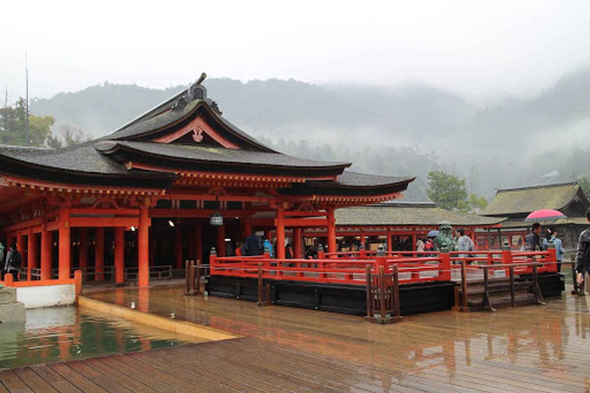 限りなく床上浸水に近いの厳島神社の社殿😂