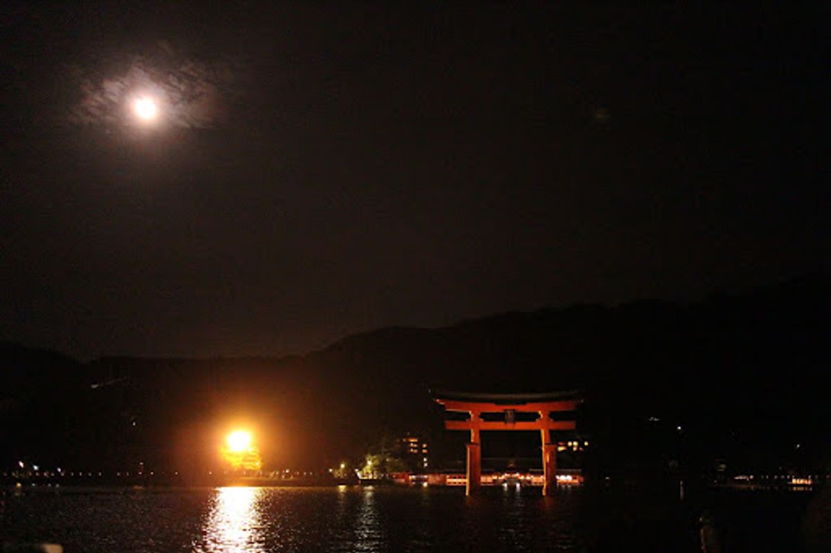 厳島神社ナイトクルーズ。ちょうど満月の夜、月と厳島神社のコラボを堪能。

...
